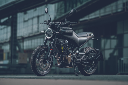 Svartpilen-Modell von Husqvarna vor Gebäude